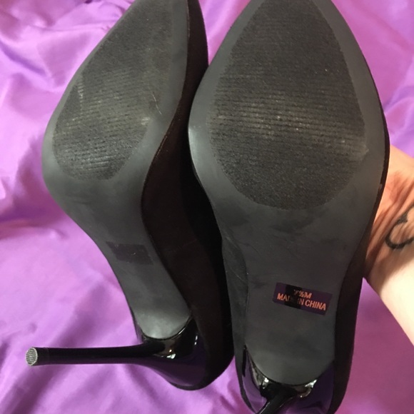 Penny Loves Kenny Pumps - Picture 2 of 3